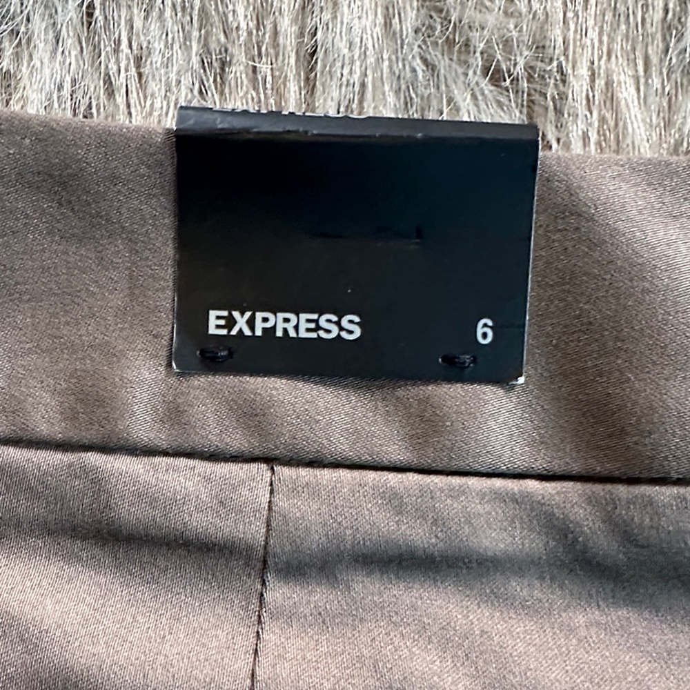 Express Women's Tan Shorts - Picture 5 of 10